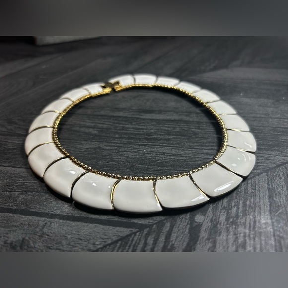 Vintage Butler Signed White Enamel & Gold Necklace - Bold Look - Picture 6 of 9